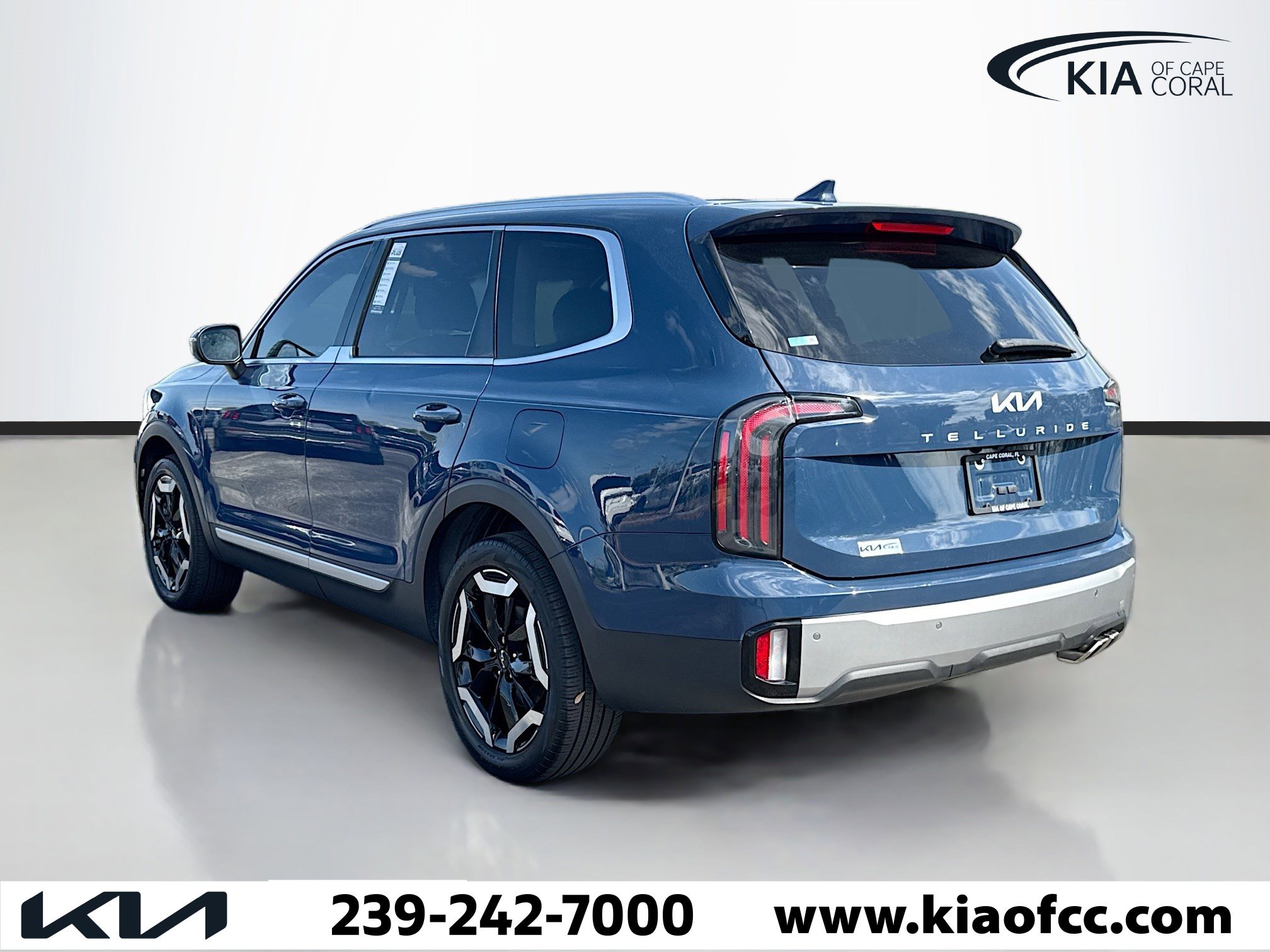 Used 2023 Kia Telluride EX w/ EX Captain's Chair Package image 3