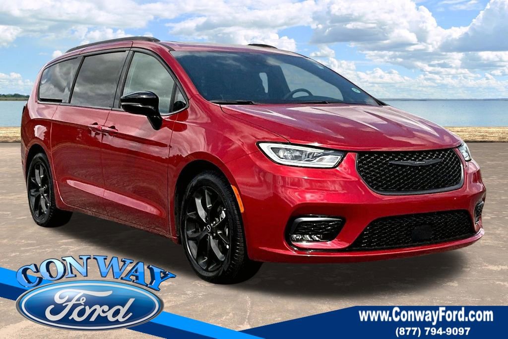 Used 2025 Chrysler Pacifica Limited image 1