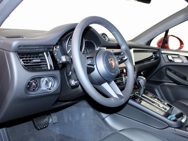 New 2026 Porsche Macan image 4