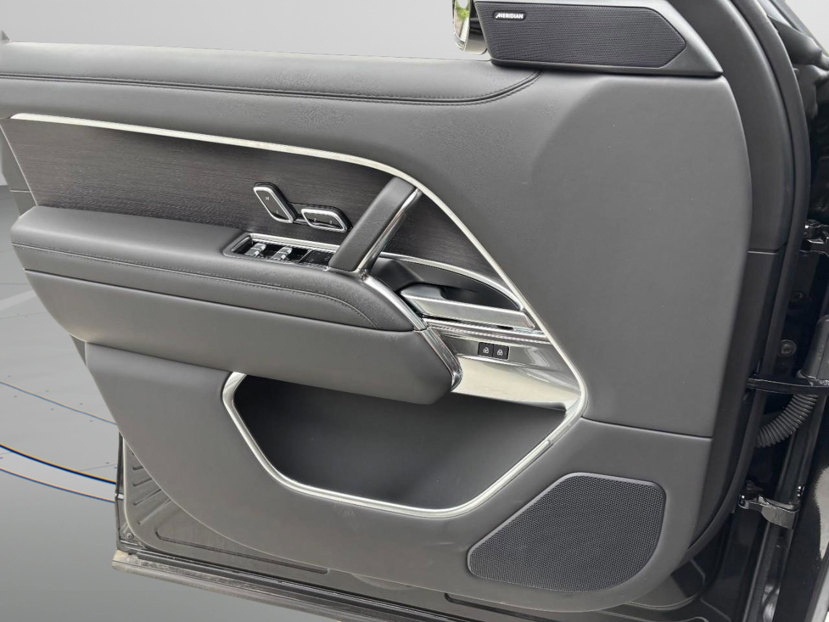 New 2025 Land Rover Range Rover SE image 31