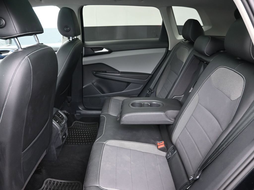 Used 2022 Volkswagen Taos SE w/ Panoramic Sunroof Package image 25