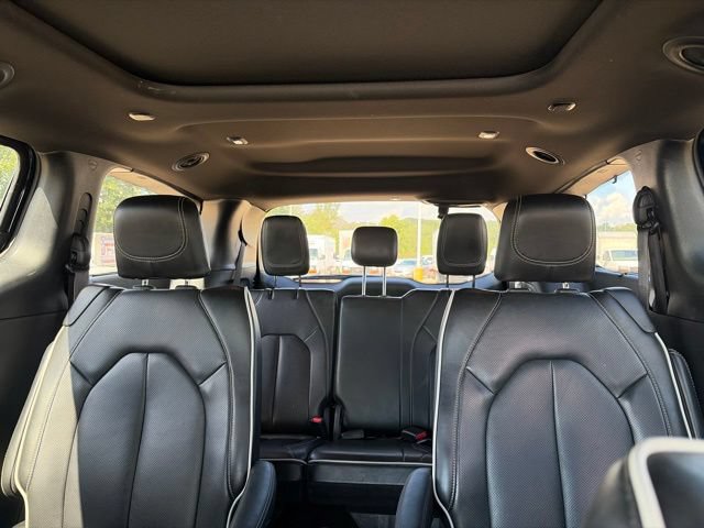 Used 2025 Chrysler Pacifica Limited FWD image 16