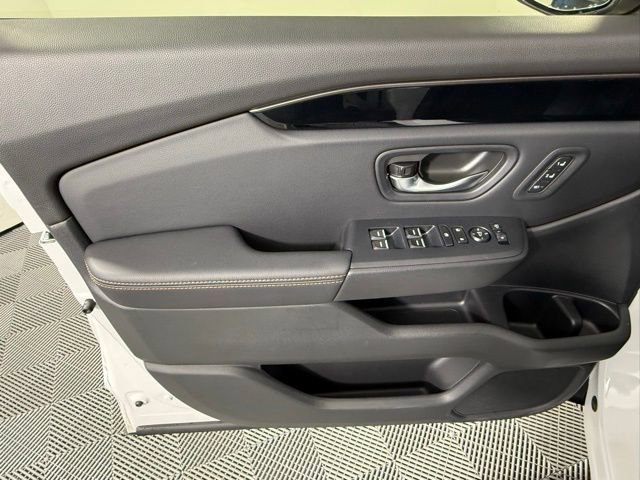 Used 2025 Honda Pilot TrailSport image 11