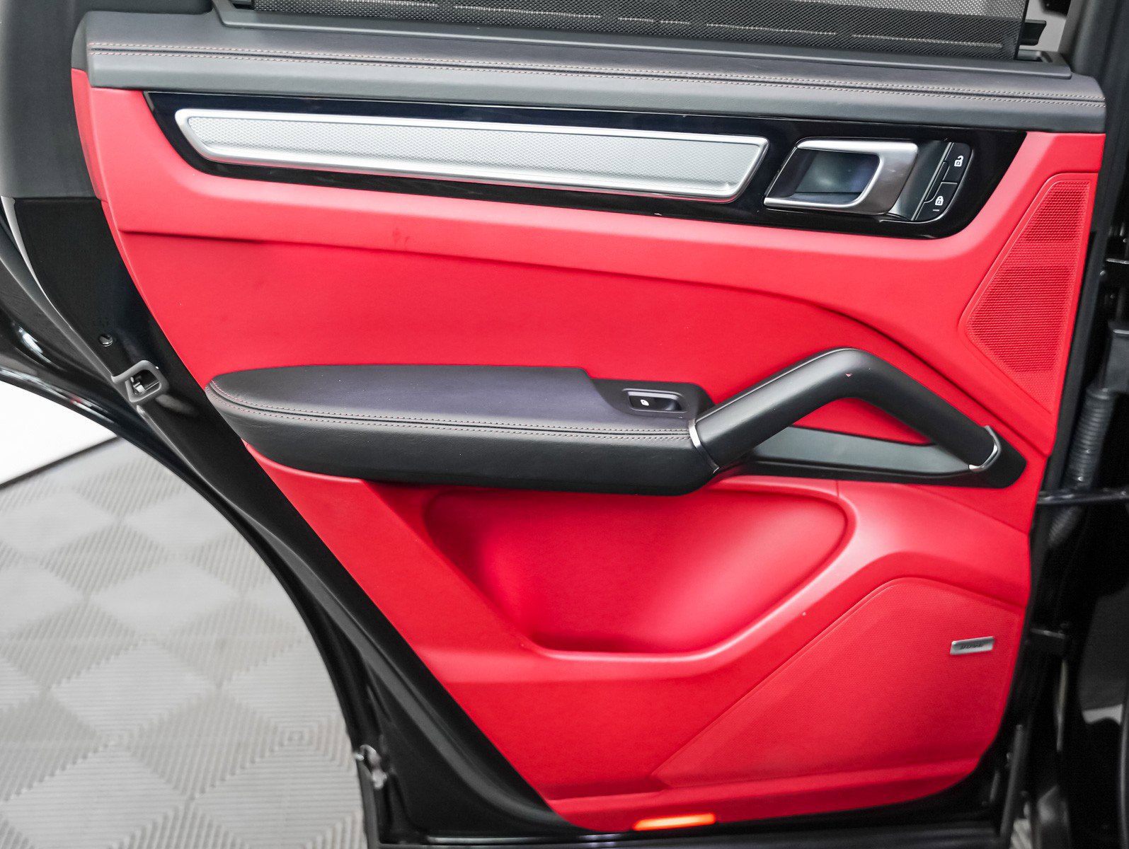 Certified 2022 Porsche Cayenne Platinum Edition w/ Premium Package Plus image 26