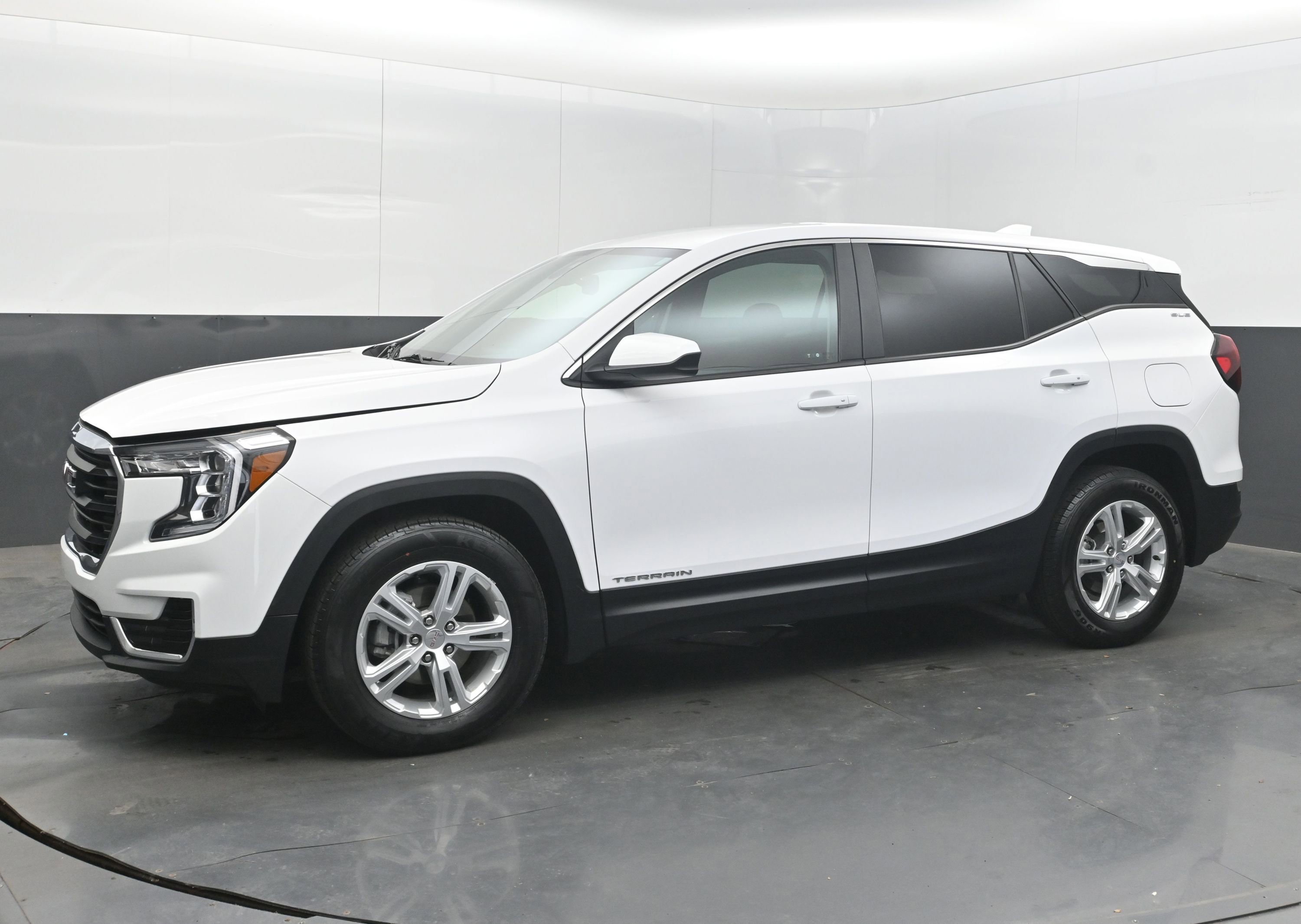 Used 2024 GMC Terrain SLE FWD image 5