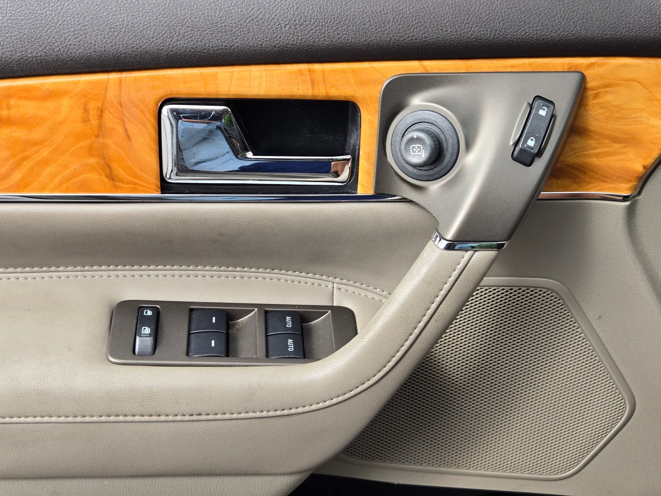 Used 2012 Lincoln MKX FWD image 11