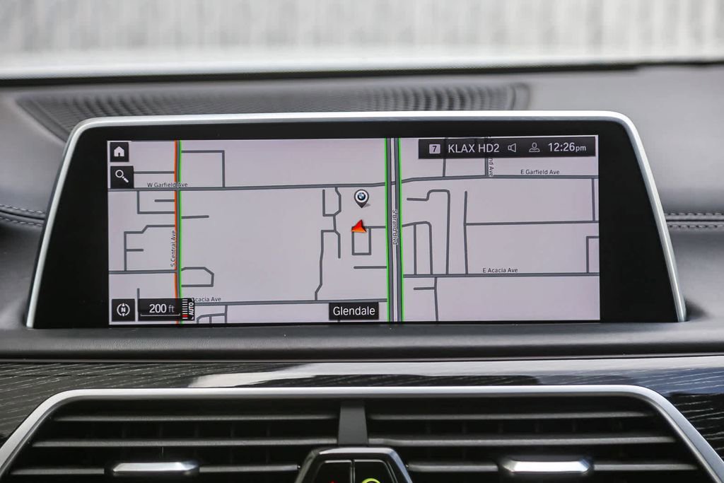 Certified 2022 BMW 750i xDrive w/ Autobahn Package image 11