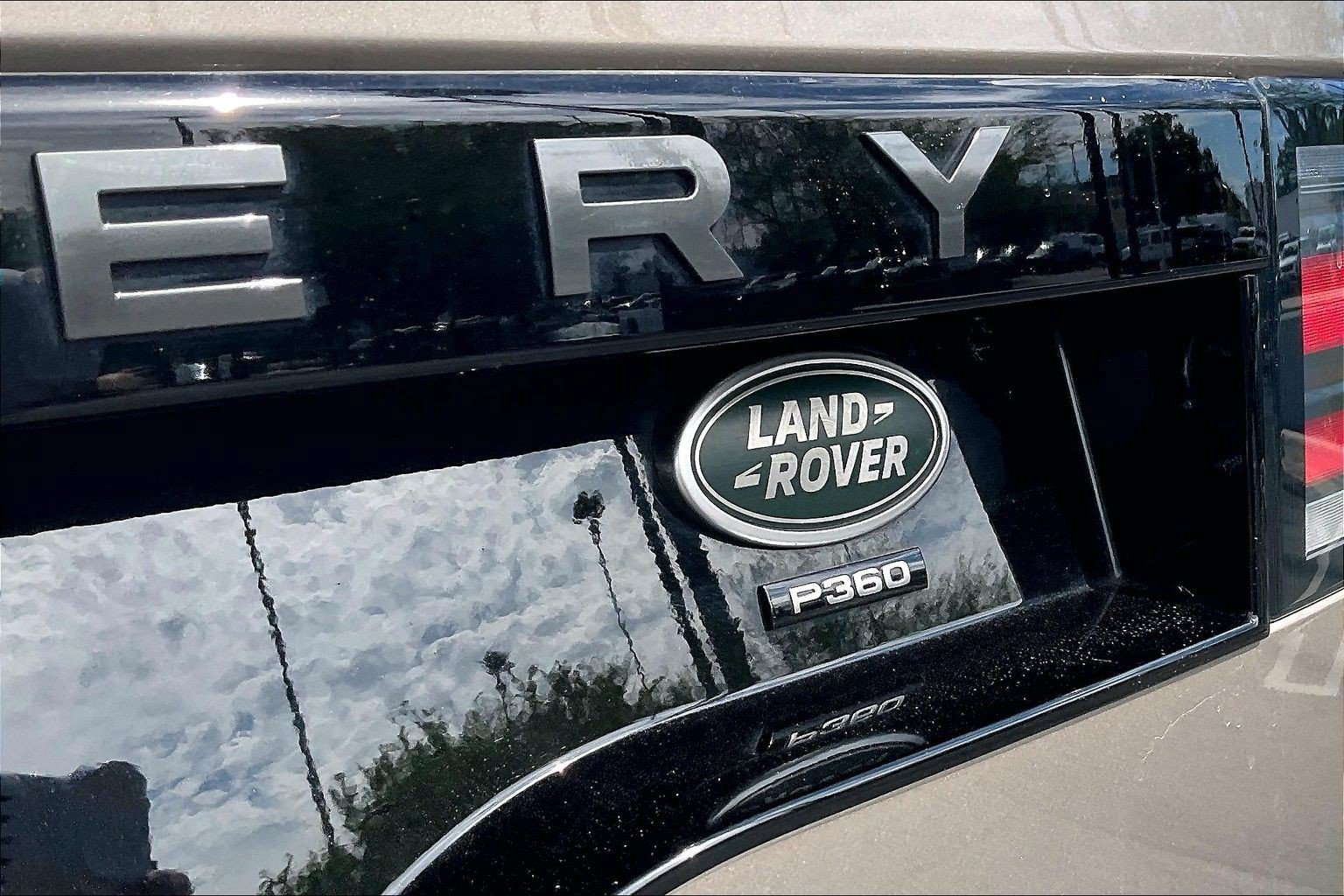 Used 2023 Land Rover Discovery HSE R-Dynamic AWD/4WD image 9