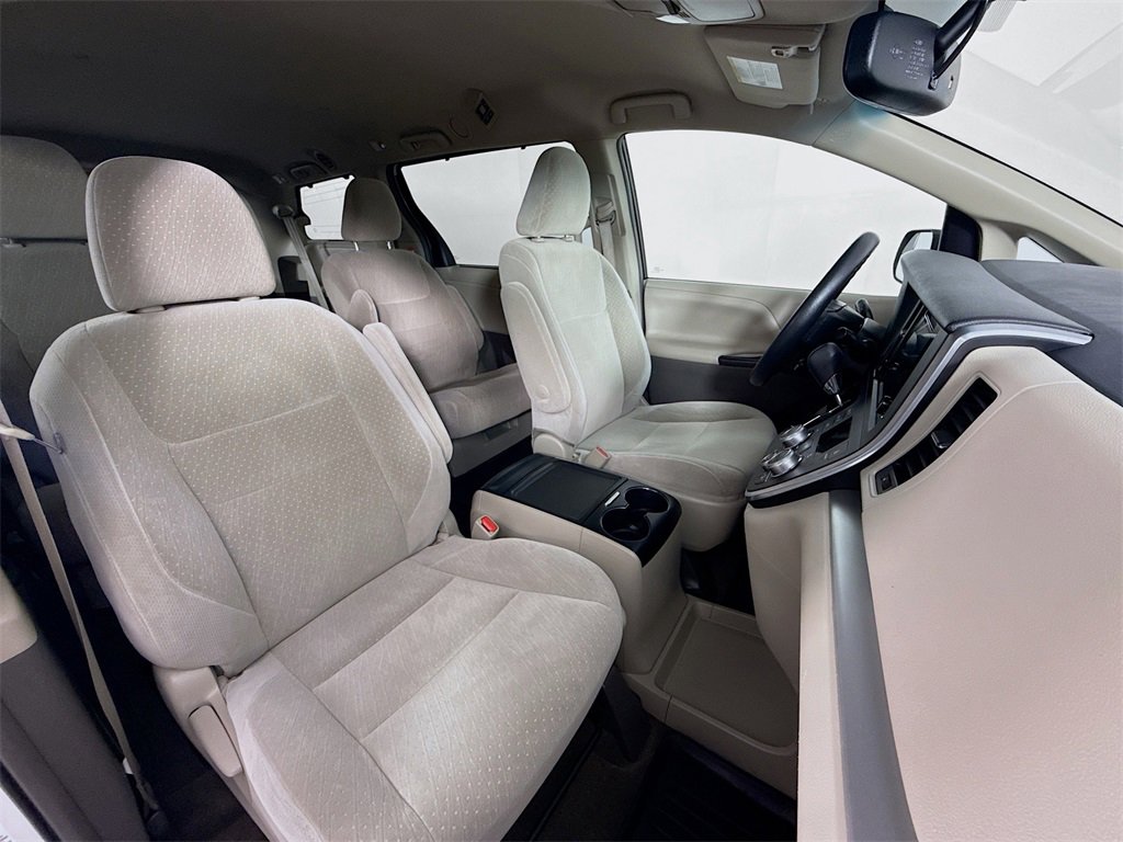 Used 2017 Toyota Sienna LE image 25