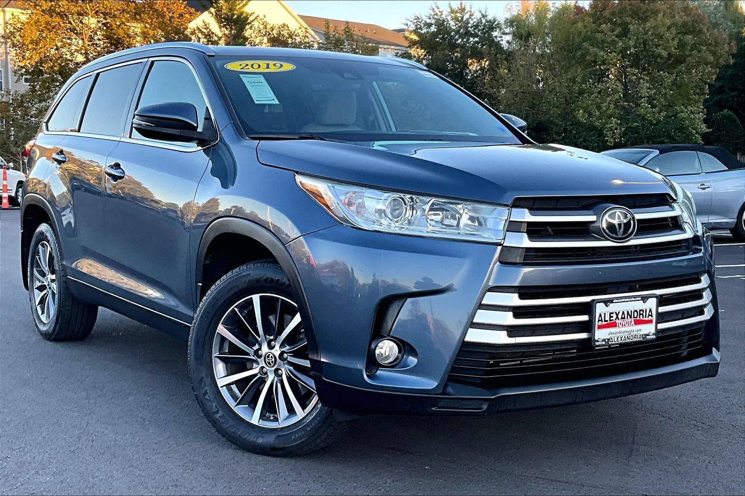 Used 2019 Toyota Highlander XLE AWD/4WD image 2