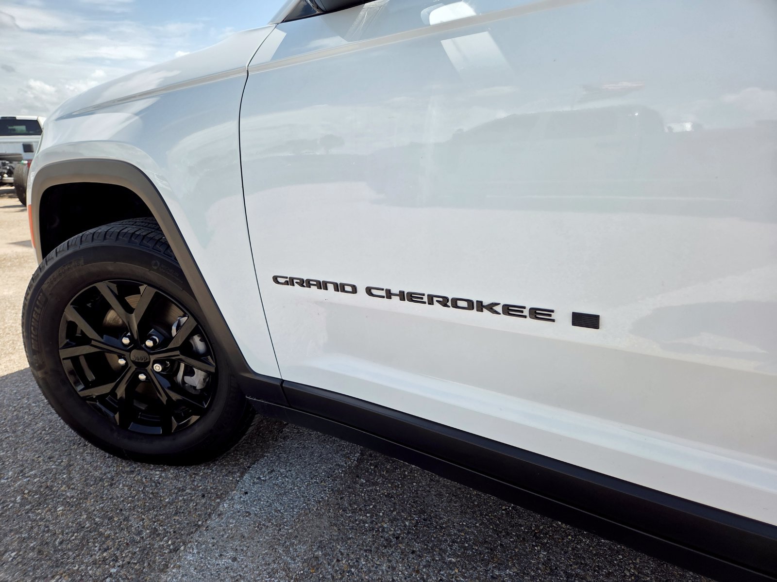 Used 2025 Jeep Grand Cherokee L Altitude AWD/4WD image 14