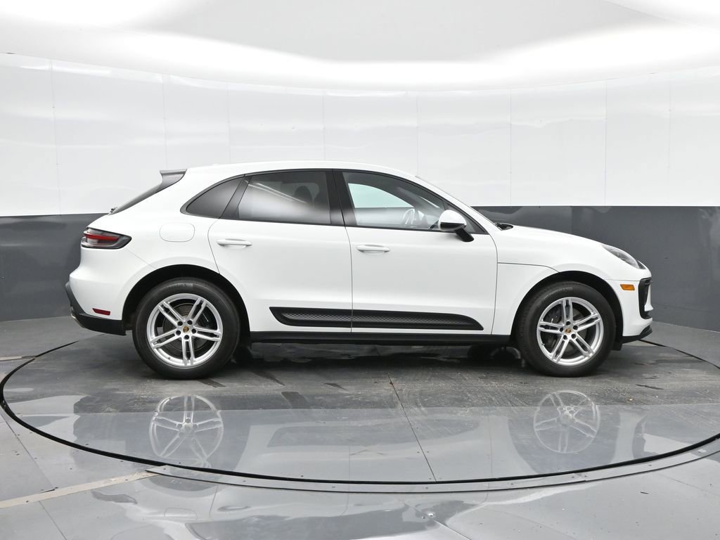 Certified 2025 Porsche Macan AWD/4WD image 10