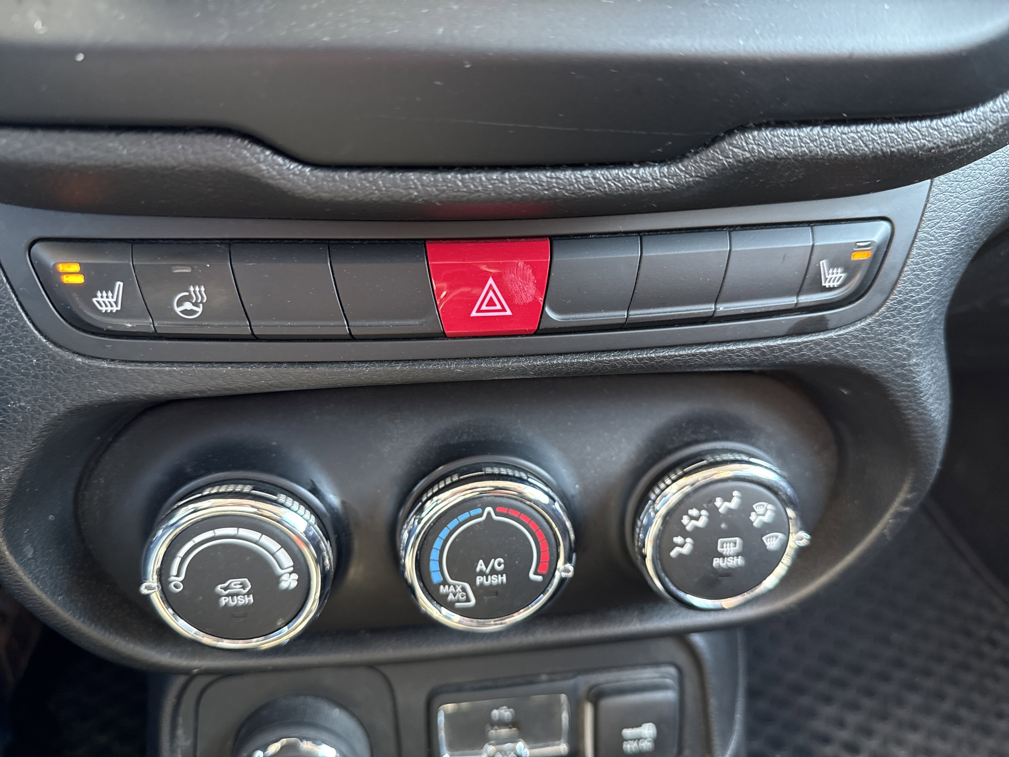 Used 2016 Jeep Renegade Latitude w/ Cold Weather Group image 27