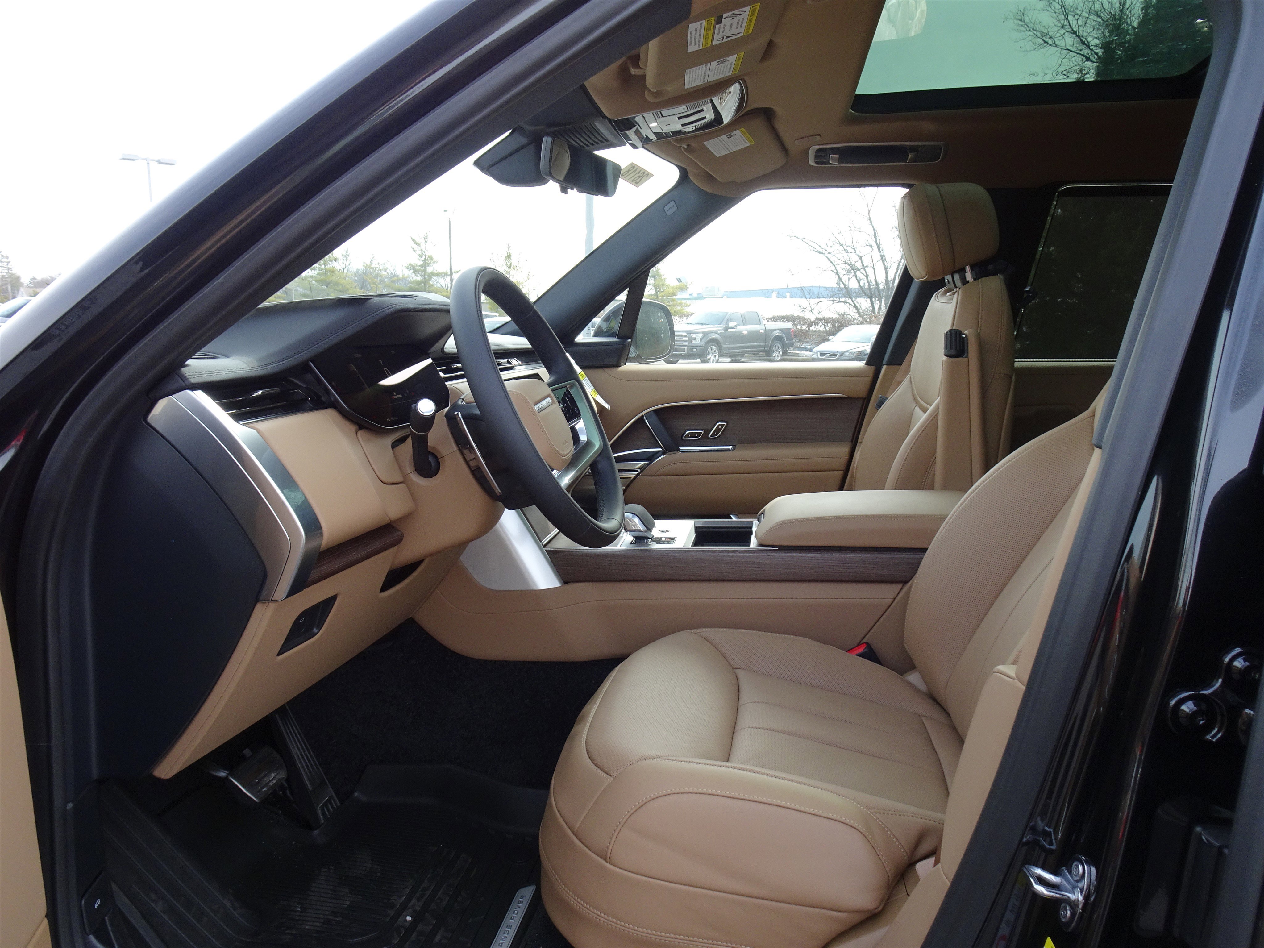 New 2026 Land Rover Range Rover Long Wheelbase SE image 2