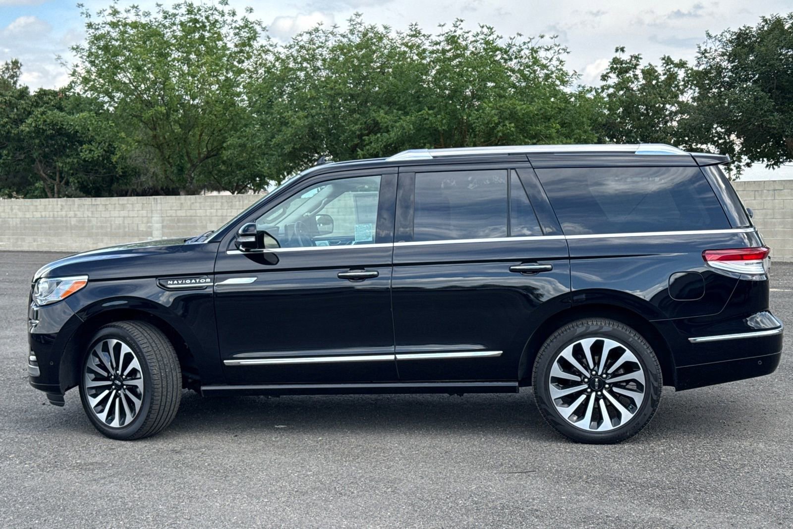 Used 2024 Lincoln Navigator Reserve AWD/4WD image 7