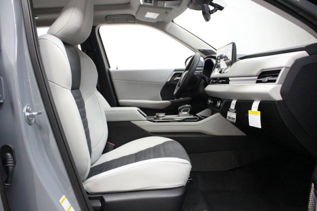New 2026 Mitsubishi Outlander SE image 18