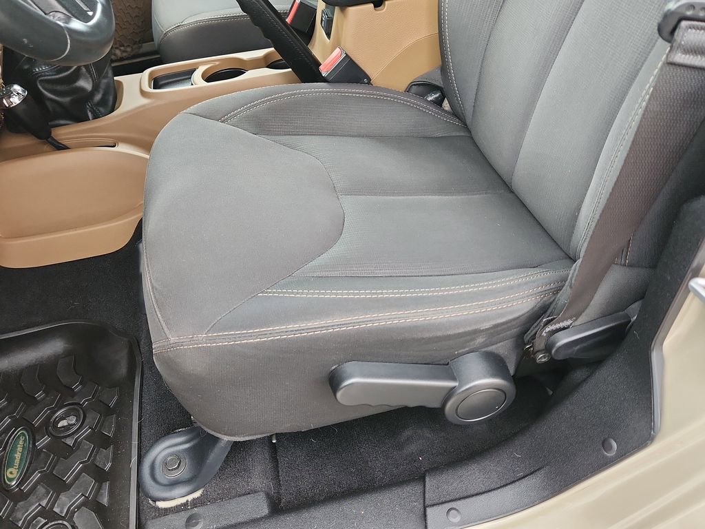 Used 2017 Jeep Wrangler Unlimited Sahara w/ Connectivity Group AWD/4WD image 9