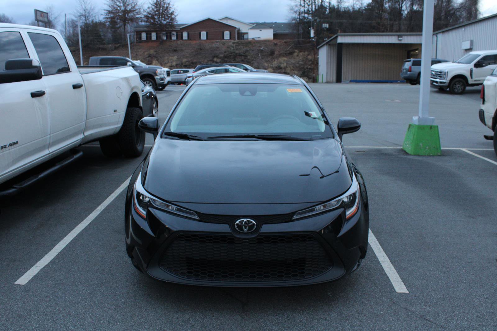 Used 2022 Toyota Corolla LE image 2