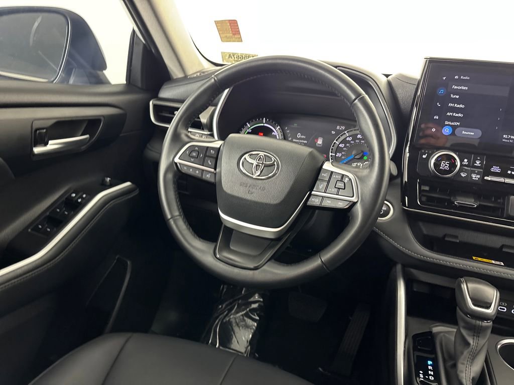 Certified 2024 Toyota Highlander XLE FWD image 28