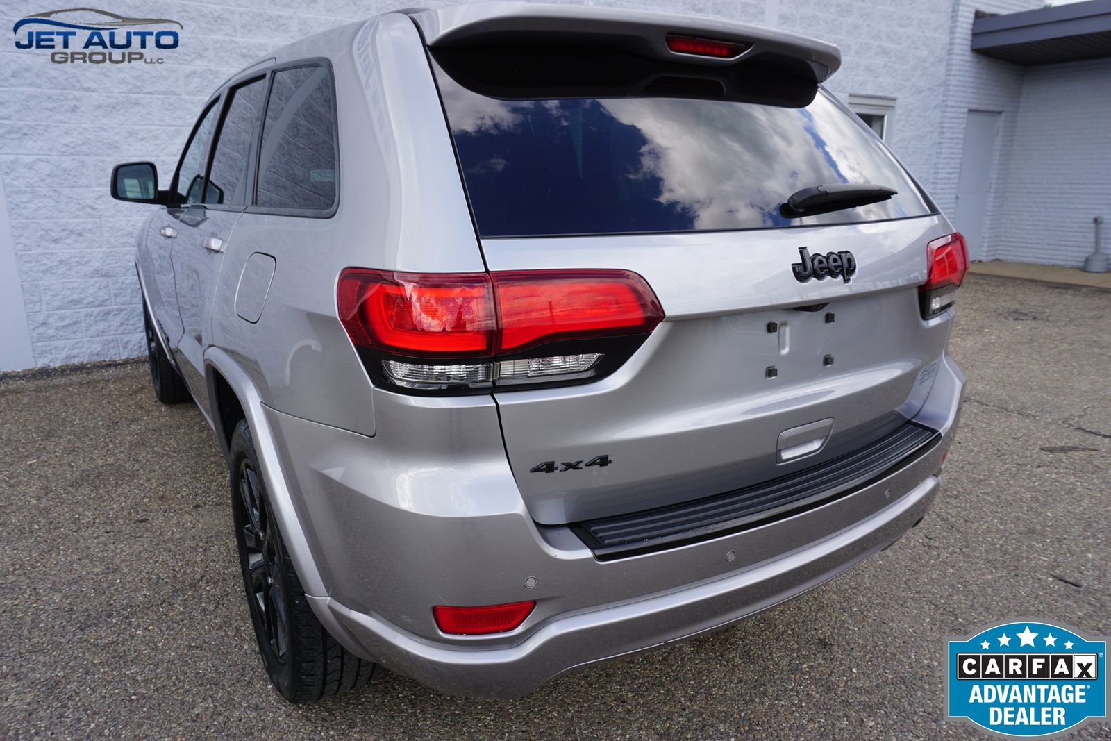 Used 2017 Jeep Grand Cherokee Altitude AWD/4WD image 9