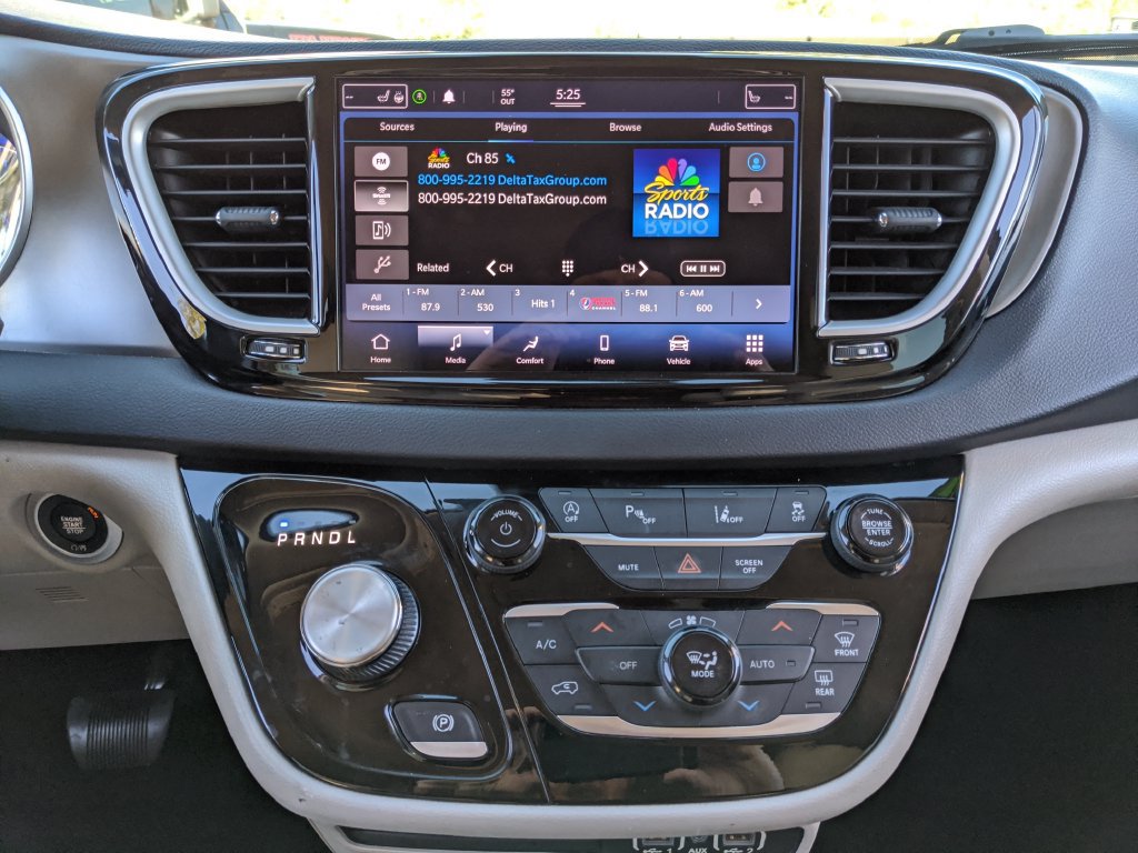 Used 2021 Chrysler Pacifica Touring-L FWD image 7