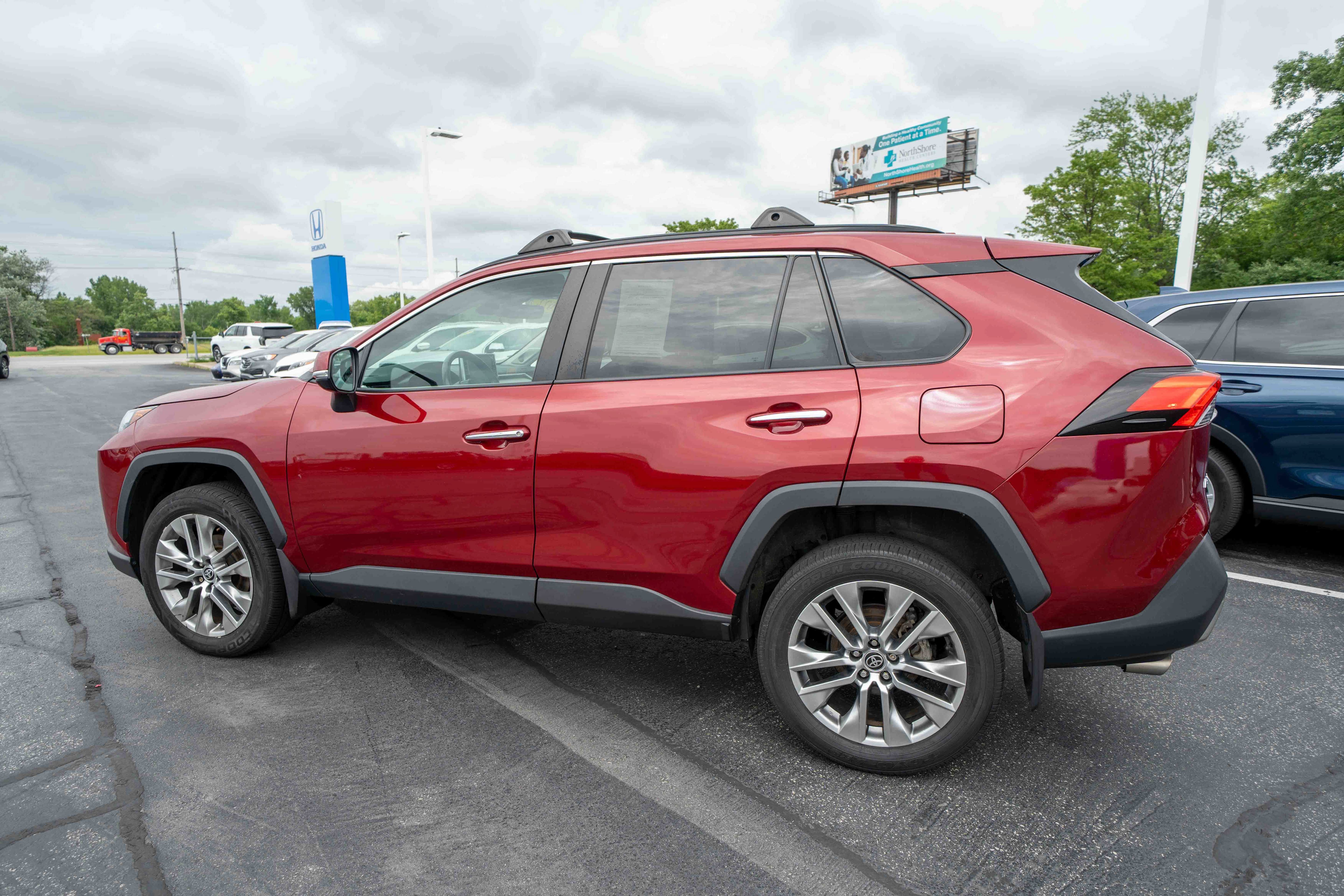 Used 2022 Toyota RAV4 Limited w/ Limited Grade Weather Package AWD/4WD image 4