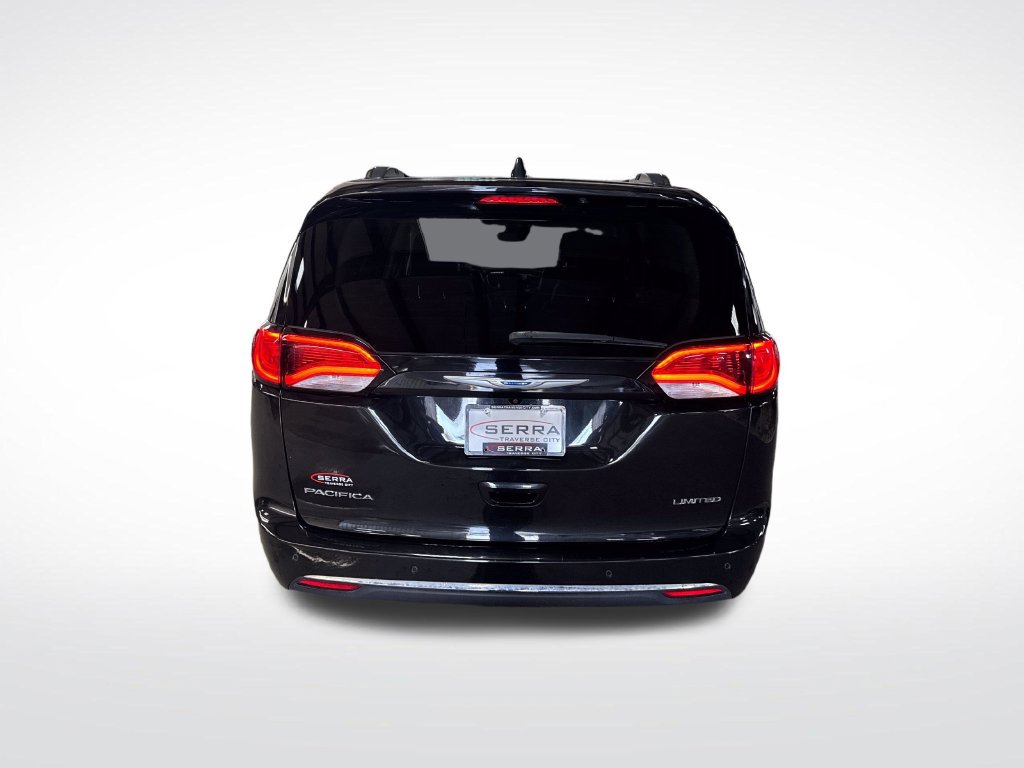 Used 2017 Chrysler Pacifica Limited FWD image 4