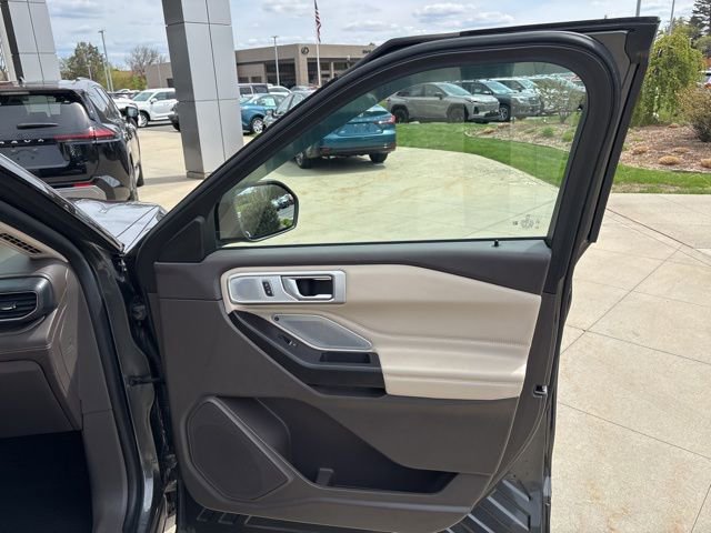 Used 2020 Ford Explorer Platinum w/ Premium Technology Package AWD/4WD image 35