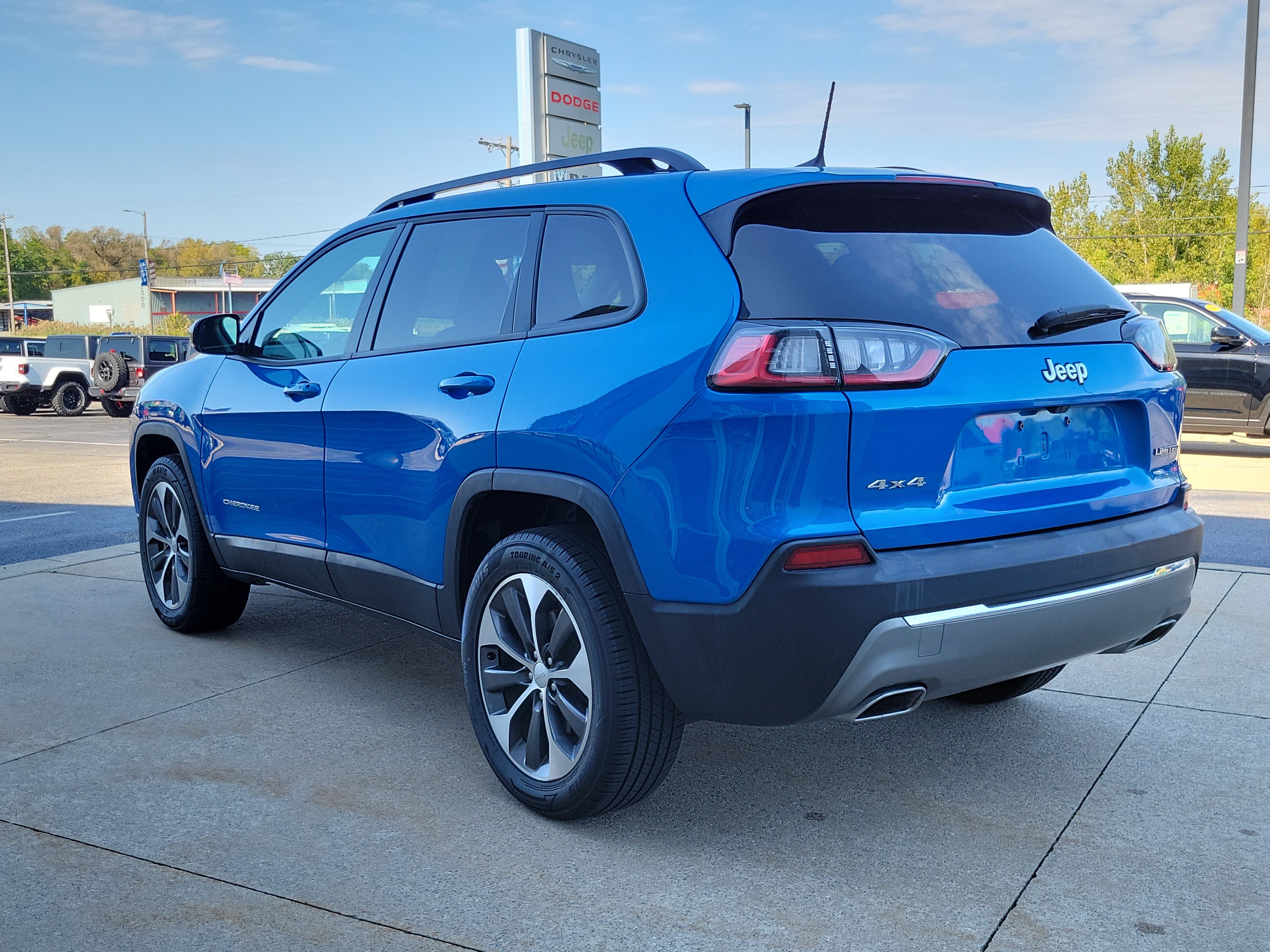 Used 2022 Jeep Cherokee Limited w/ Elite Package AWD/4WD image 3