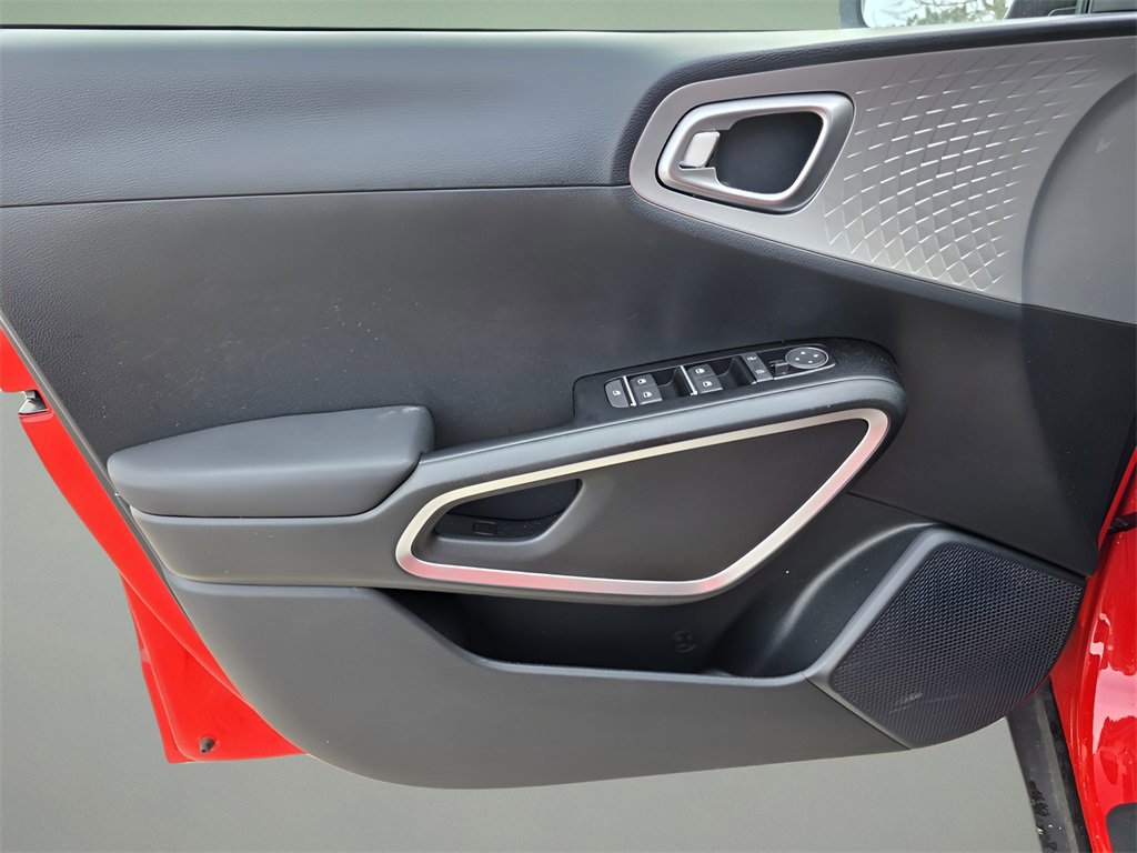 Used 2025 Kia Soul LX w/ LX Technology Package image 17