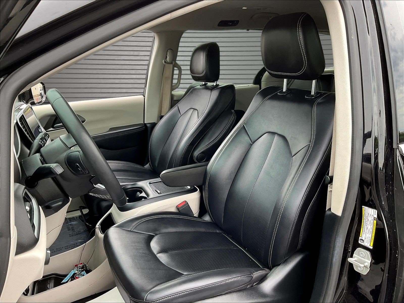 Used 2024 Chrysler Pacifica Touring-L FWD image 18
