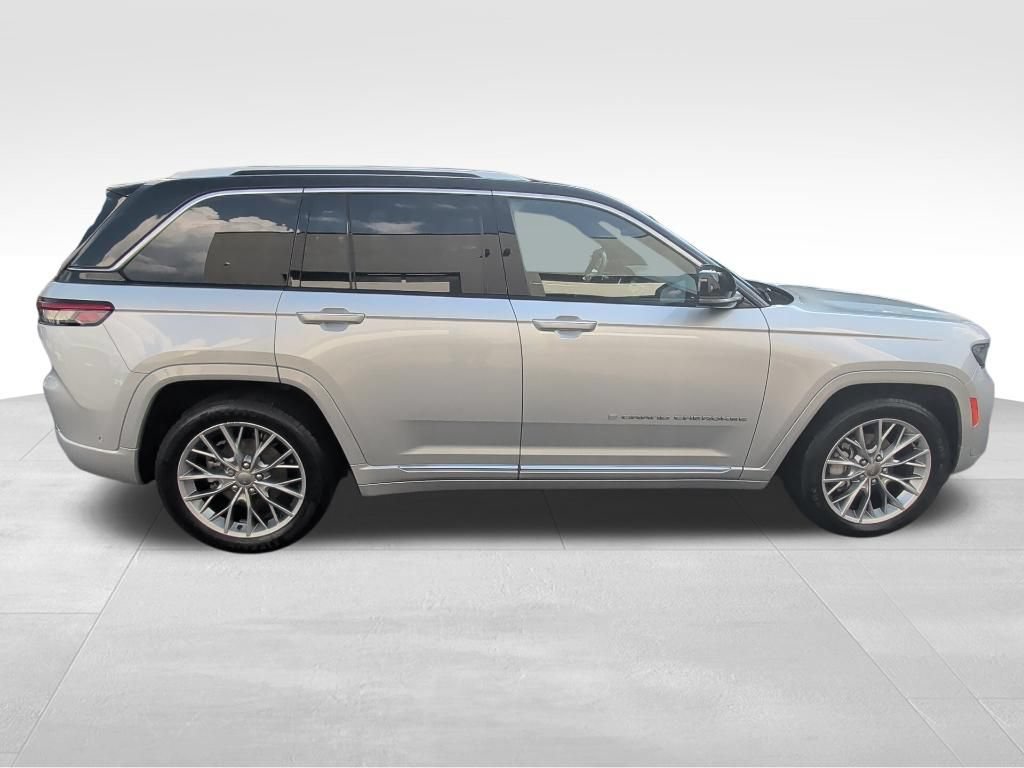 Used 2023 Jeep Grand Cherokee Summit w/ Luxury Tech Group V AWD/4WD image 6