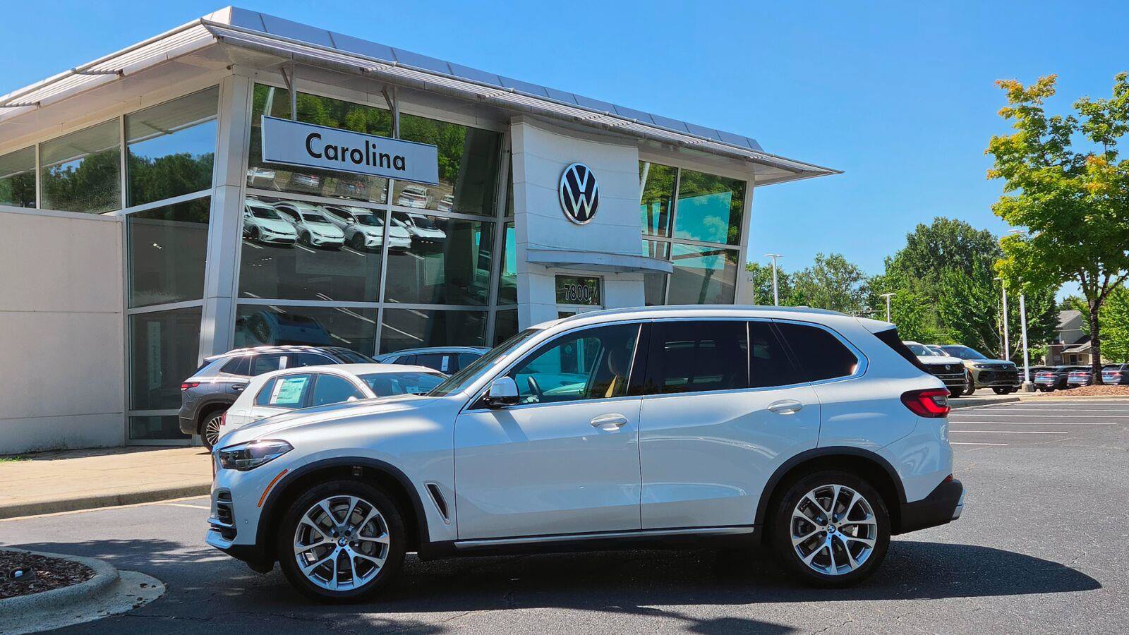 Used 2022 BMW X5 xDrive40i w/ Premium Package AWD/4WD image 2