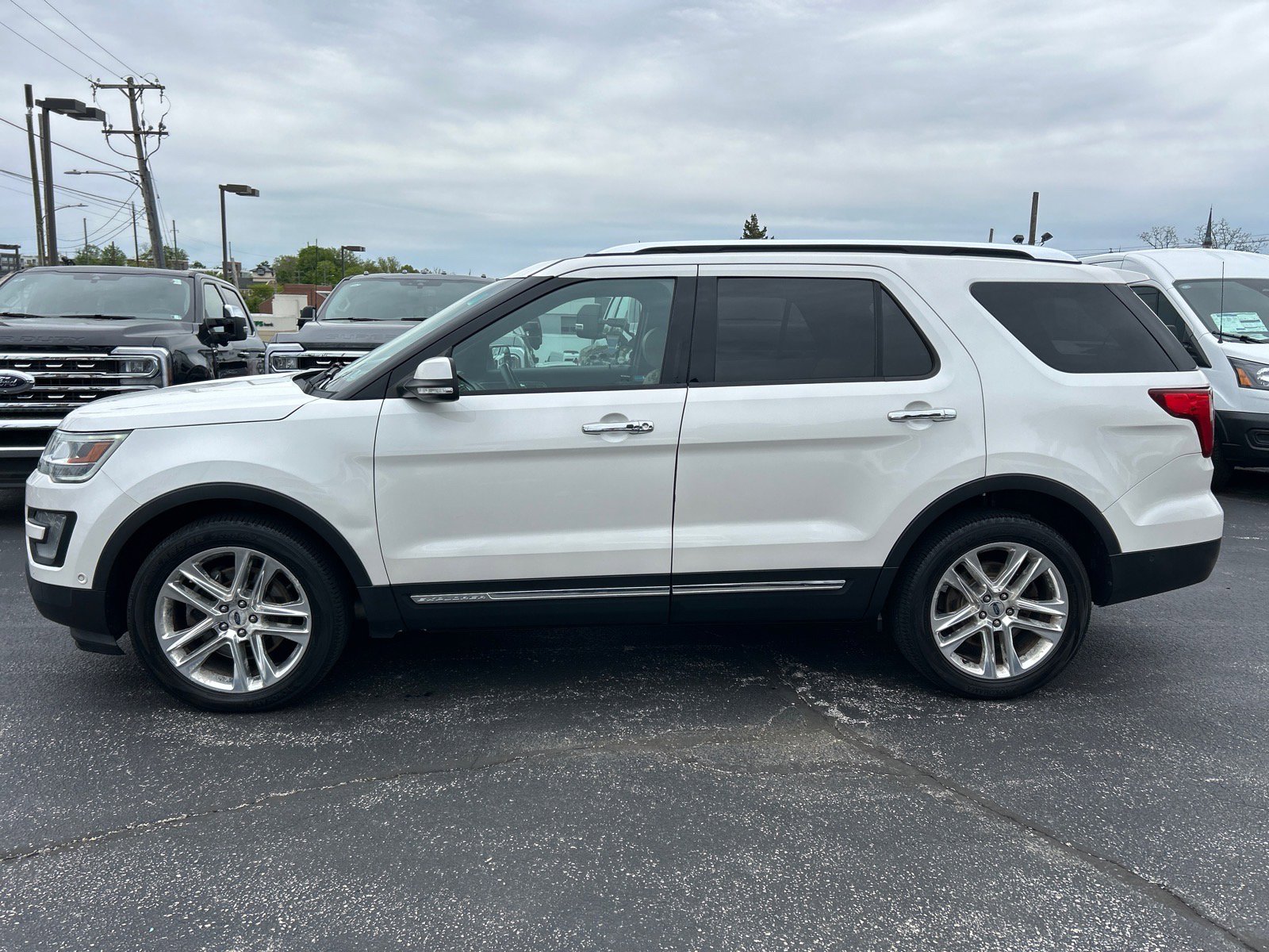 Used 2016 Ford Explorer Limited w/ Equipment Group 301A AWD/4WD image 4