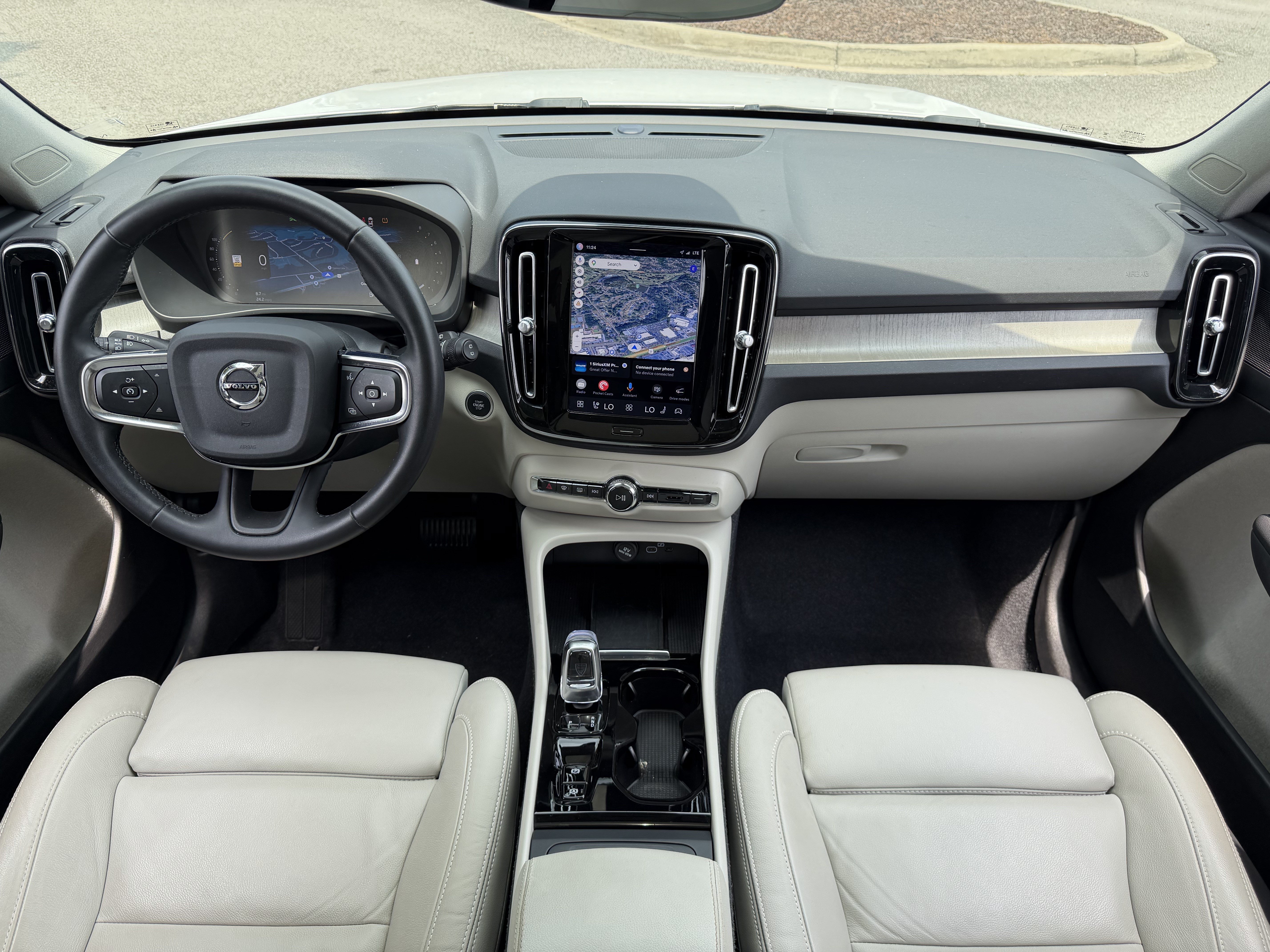 Used 2023 Volvo XC40 B4 Plus w/ Climate Package FWD image 30