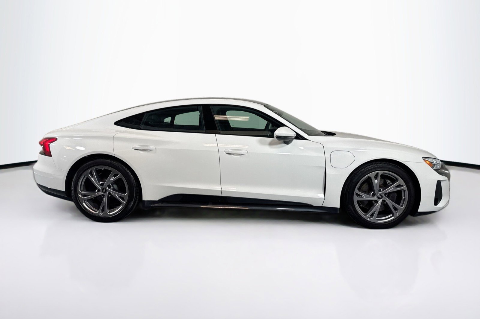 Used 2022 Audi e-tron GT Premium Plus image 4