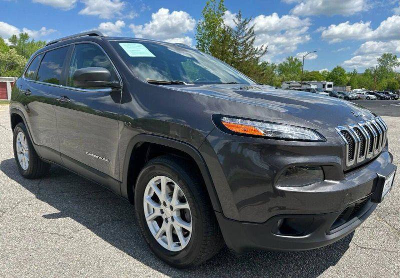 Used 2015 Jeep Cherokee Latitude w/ Cold Weather Group AWD/4WD image 2