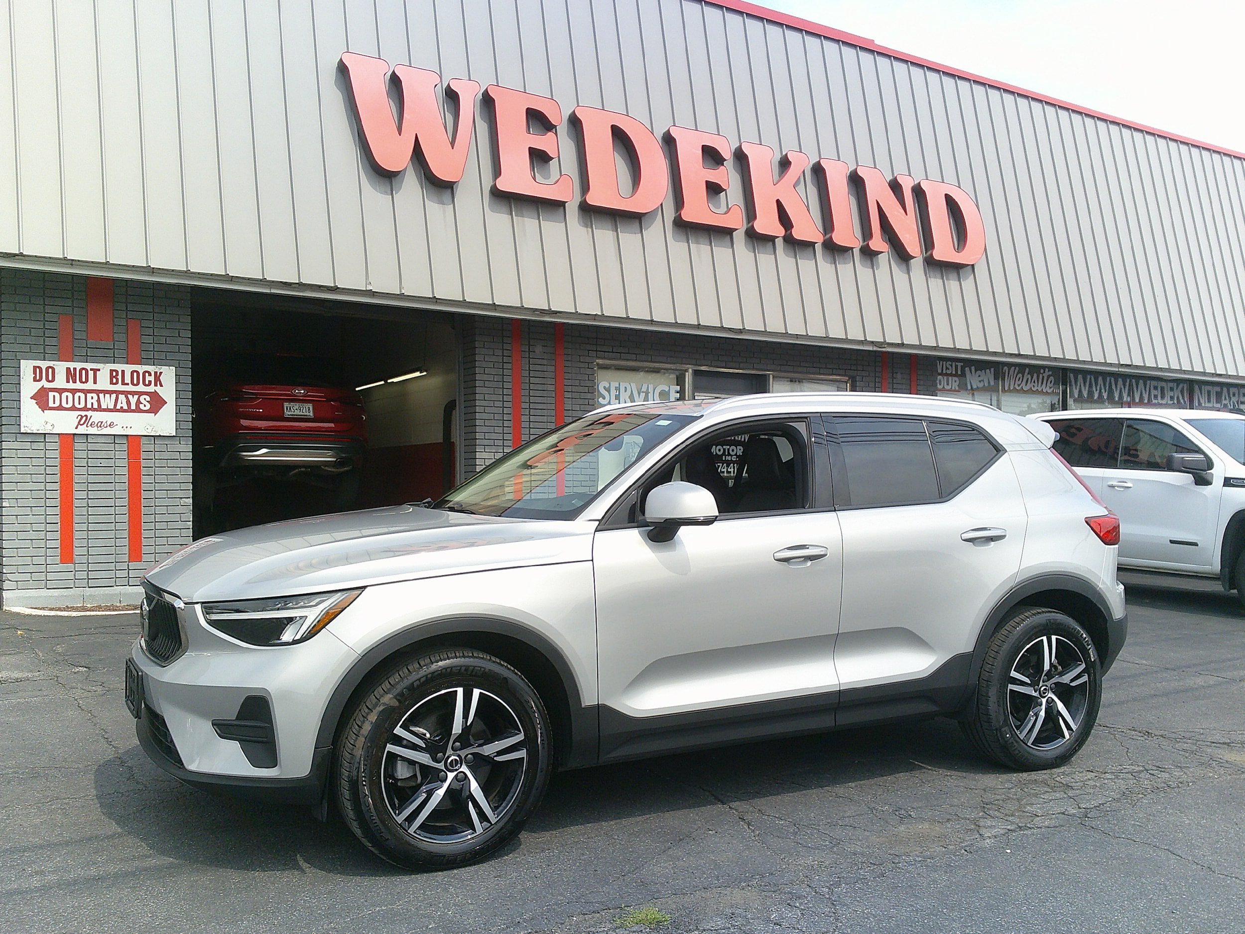 Used 2023 Volvo XC40 B5 Core w/ Convenience Package