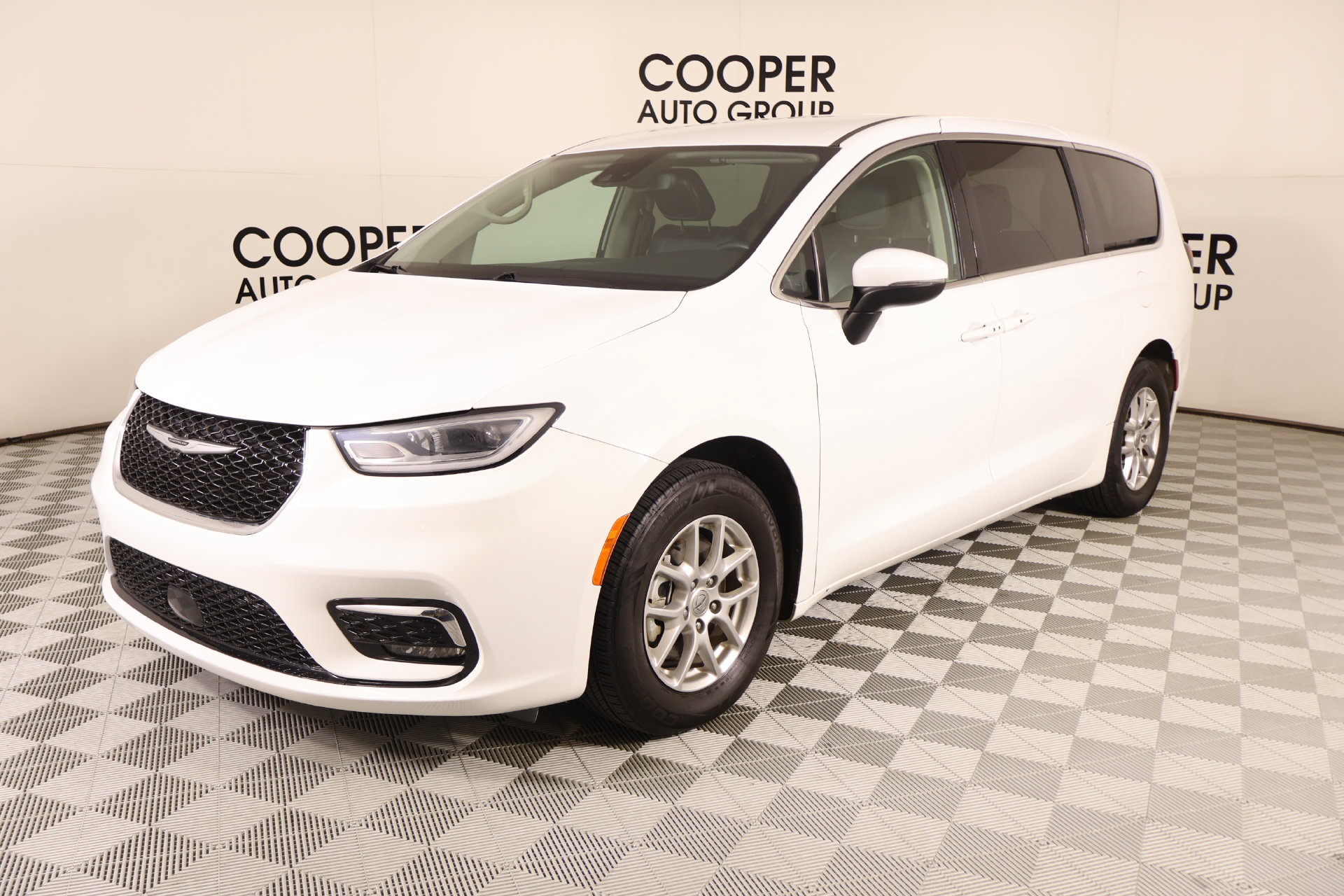 Used 2023 Chrysler Pacifica Touring-L FWD image 10