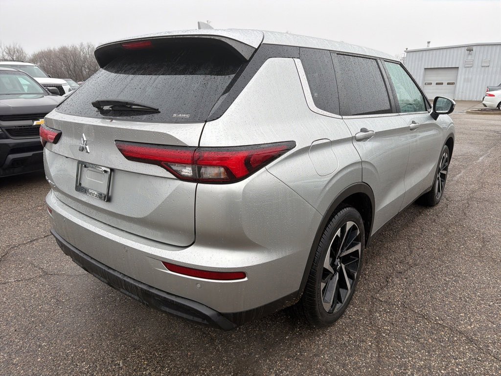 Used 2022 Mitsubishi Outlander ES image 5