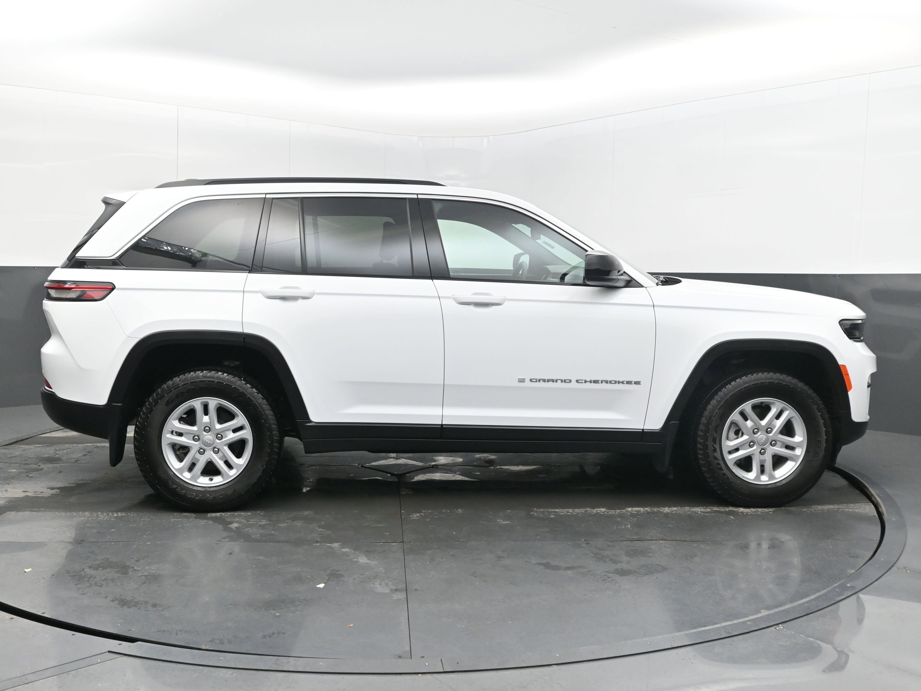 Used 2024 Jeep Grand Cherokee Laredo w/ MOPAR Finishing Package image 10