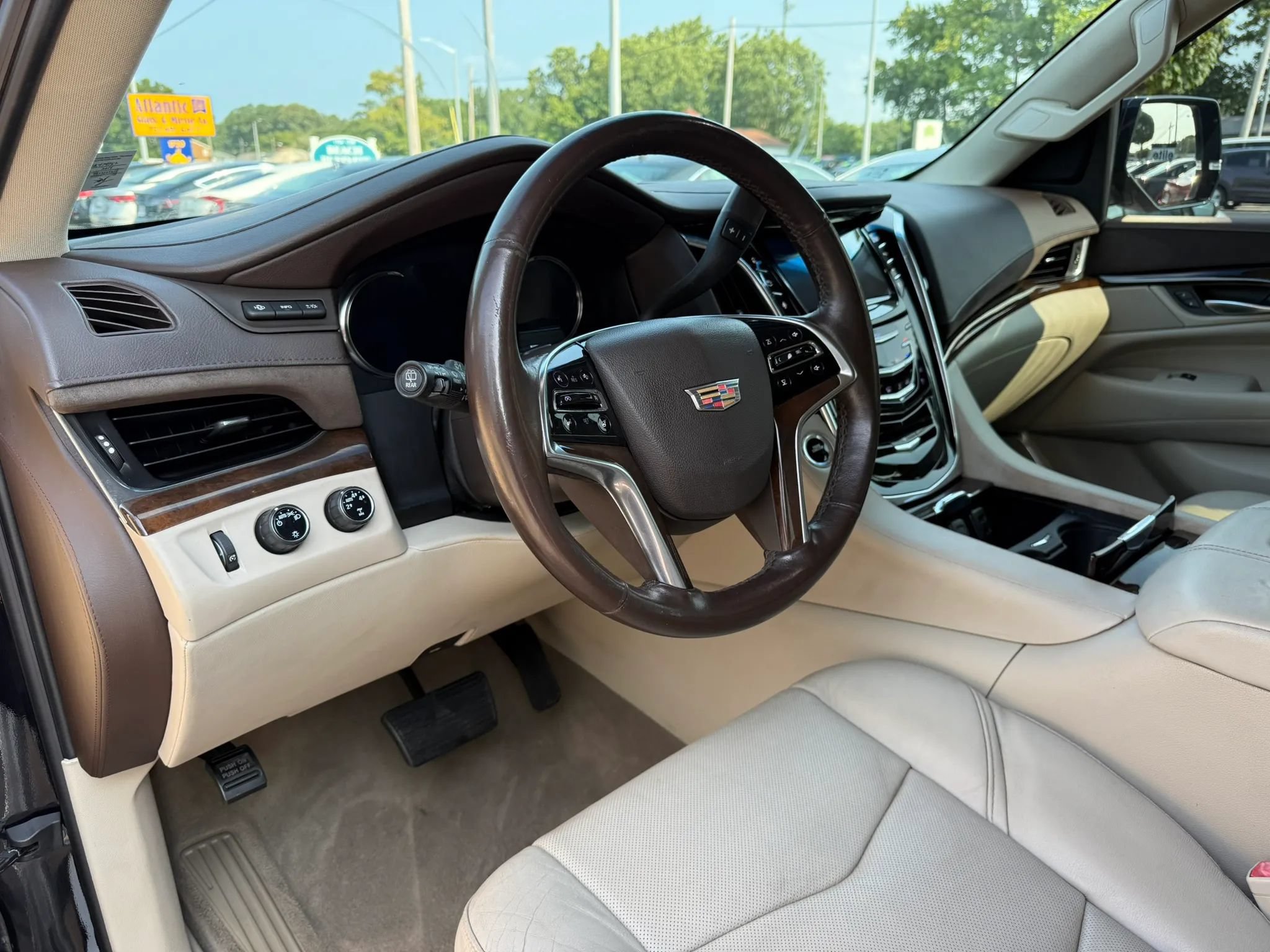 Used 2016 Cadillac Escalade Luxury AWD/4WD image 18