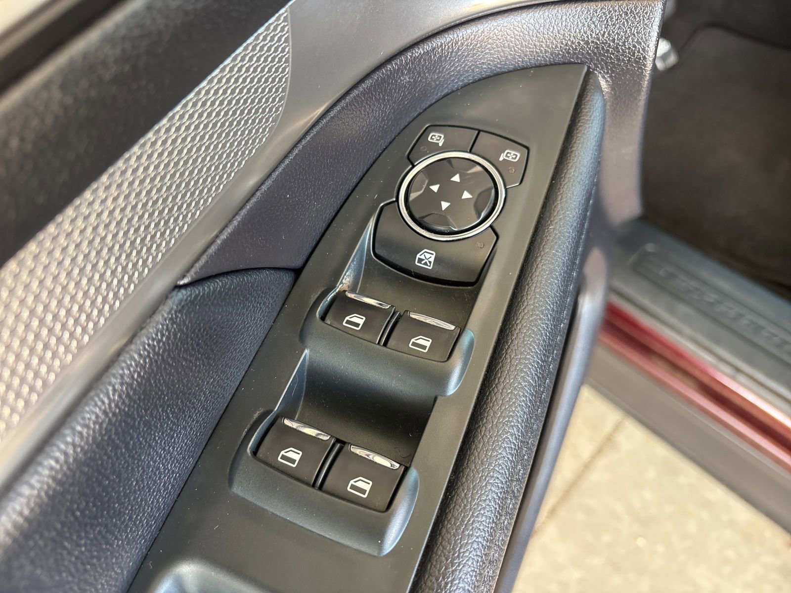 Used 2019 Ford Explorer XLT w/ Equipment Group 201A FWD image 11