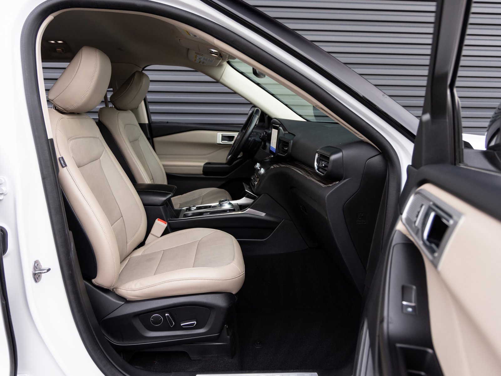 Used 2020 Ford Explorer Limited w/ Hybrid Equipment Group 310A image 33