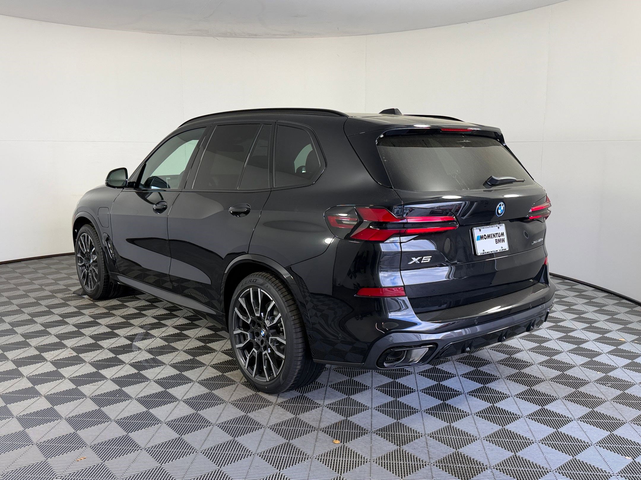 New 2026 BMW X5 xDrive50e w/ Executive Package image 3
