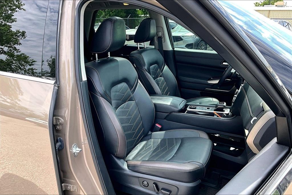 Used 2024 Nissan Pathfinder Platinum w/ Black Appearance Package AWD/4WD image 10
