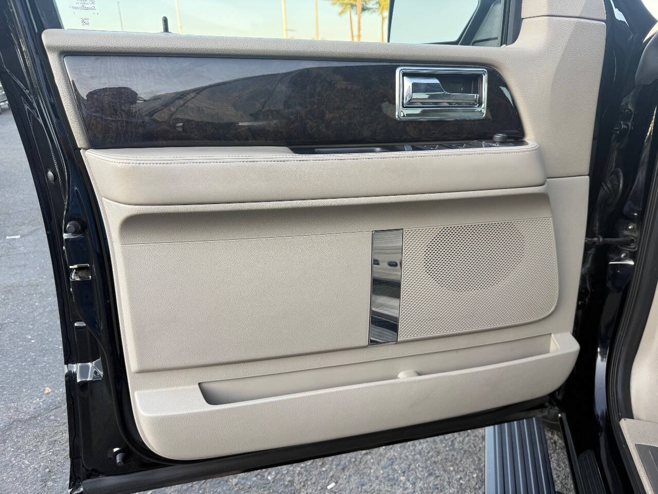 Used 2016 Lincoln Navigator Select AWD/4WD image 10