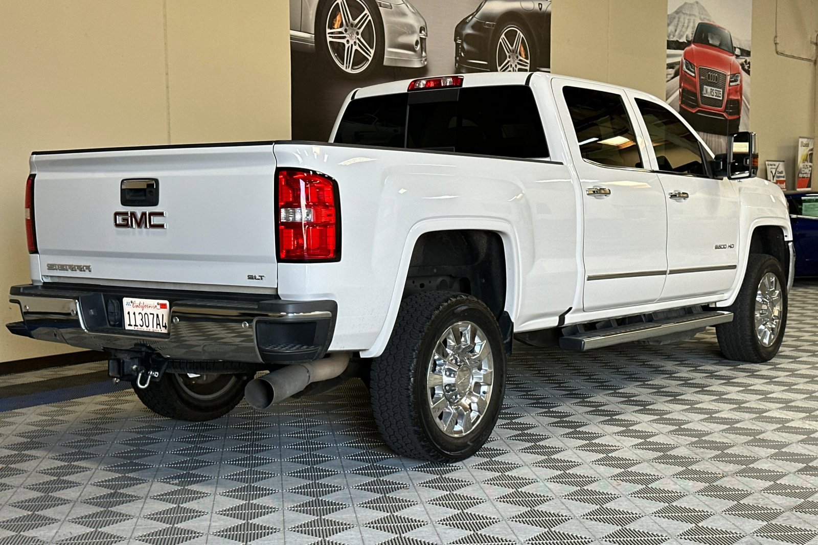 Used 2017 GMC Sierra 2500 SLT w/ Duramax Plus Package AWD/4WD image 4