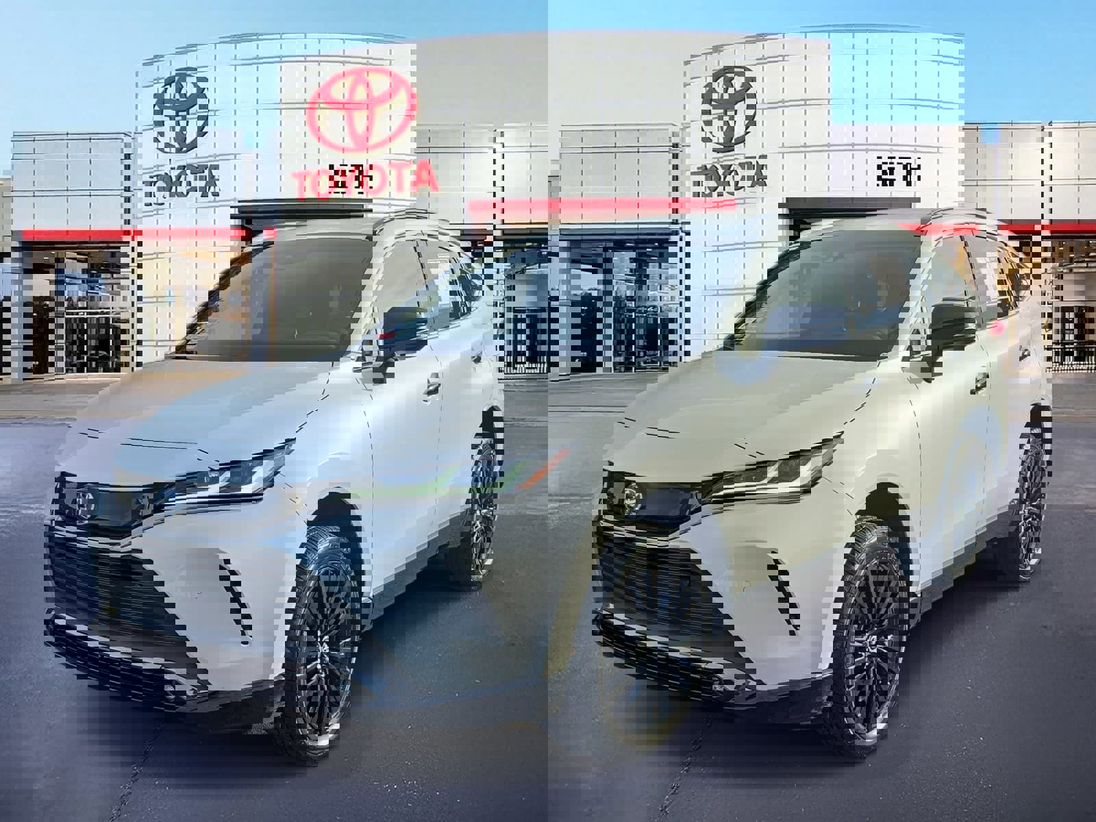 Certified 2024 Toyota Venza XLE image 1