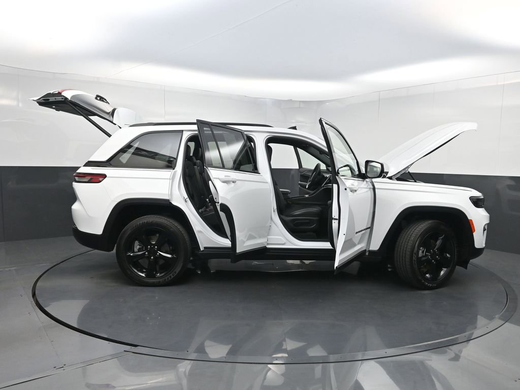 Used 2023 Jeep Grand Cherokee Altitude AWD/4WD image 38